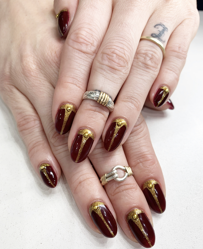red maniured nails with gold highlights