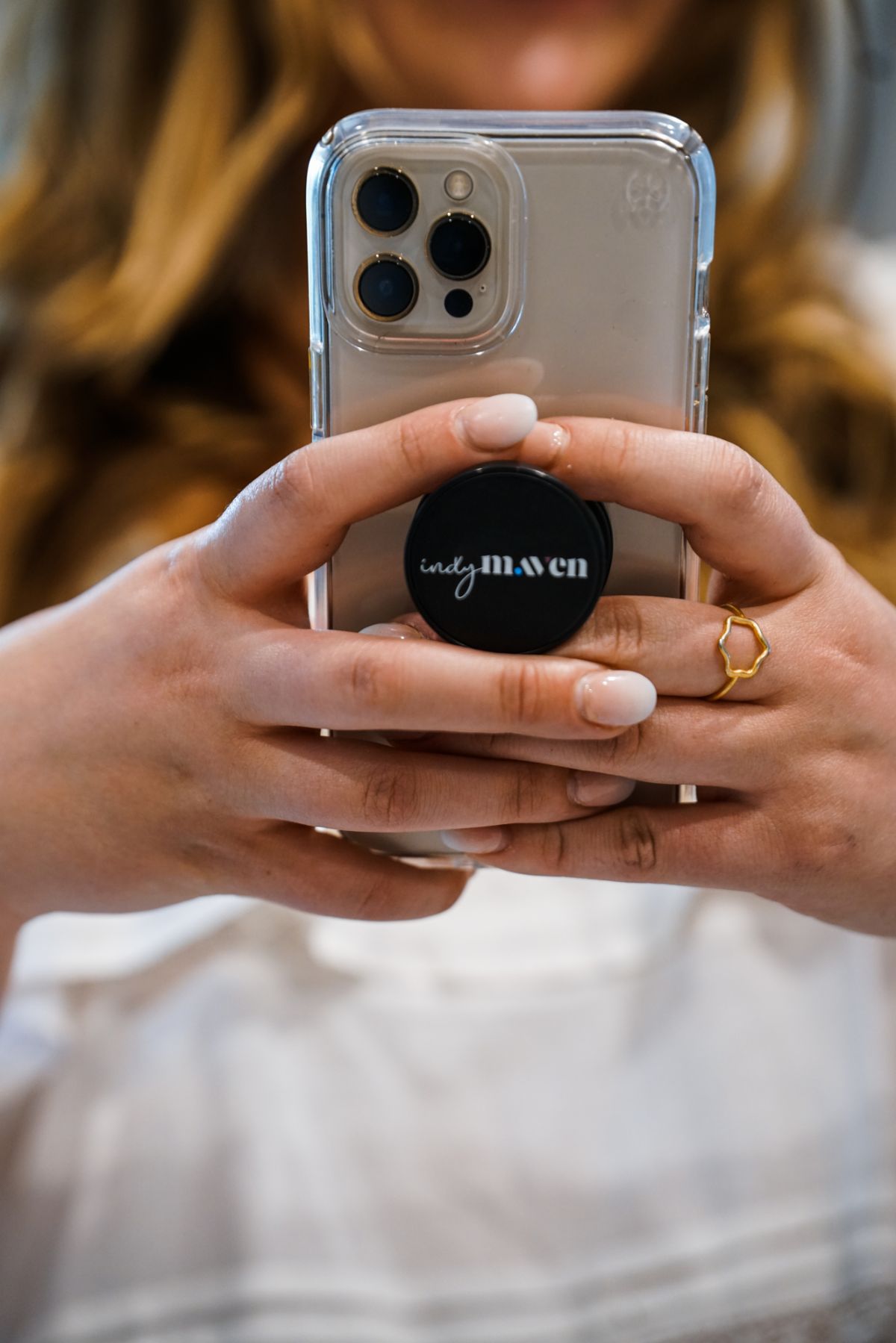 woman using phone with Indy Maven pop socket