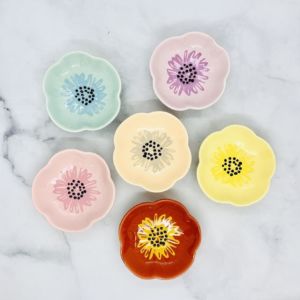 A selection of floral stoneware pinch bowls