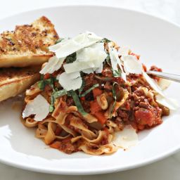 A plate of pasta with bolognese sauce