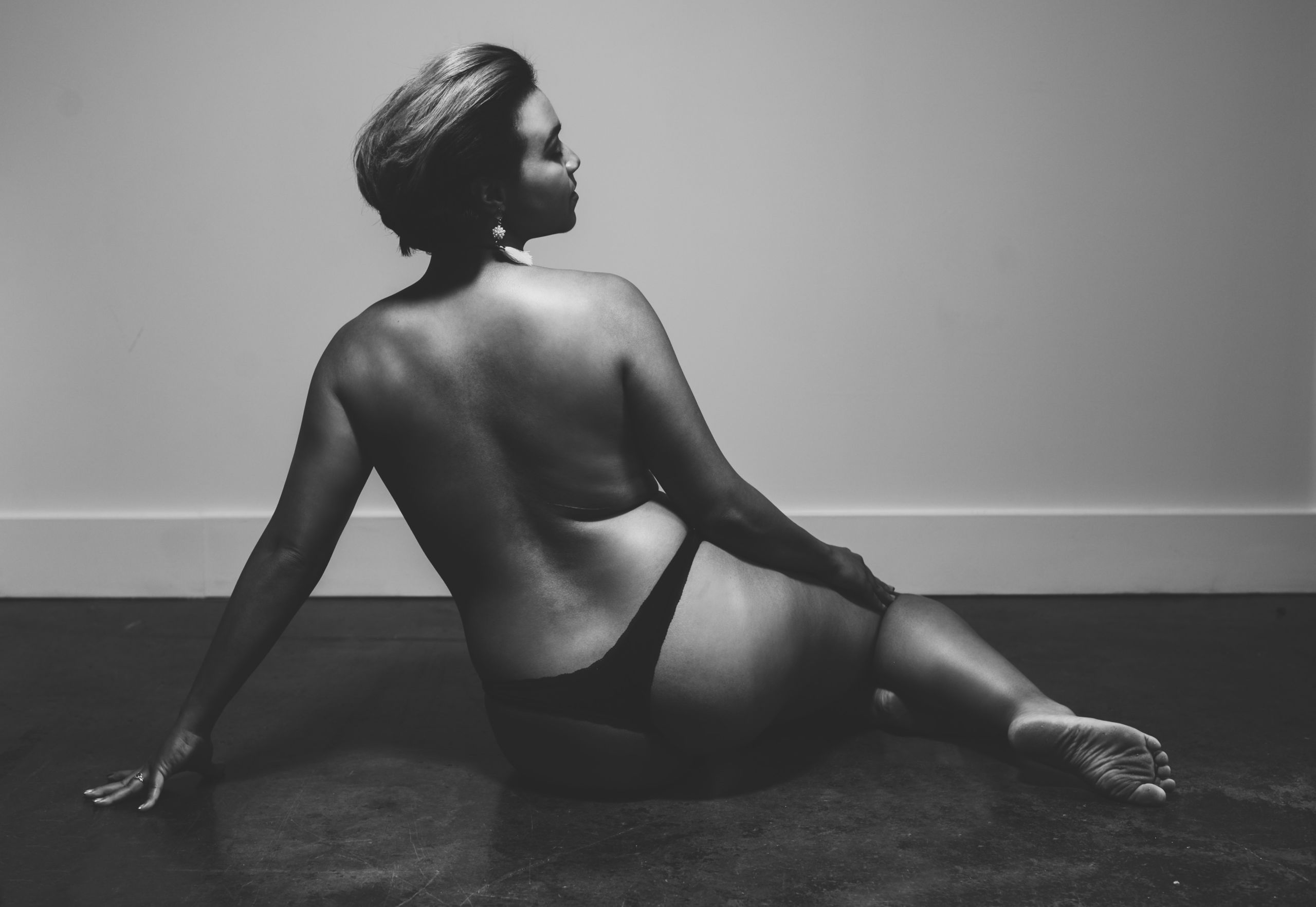 5 Tips From A Boudoir Photographer To Look Sexy As Hell In Your Photos photo