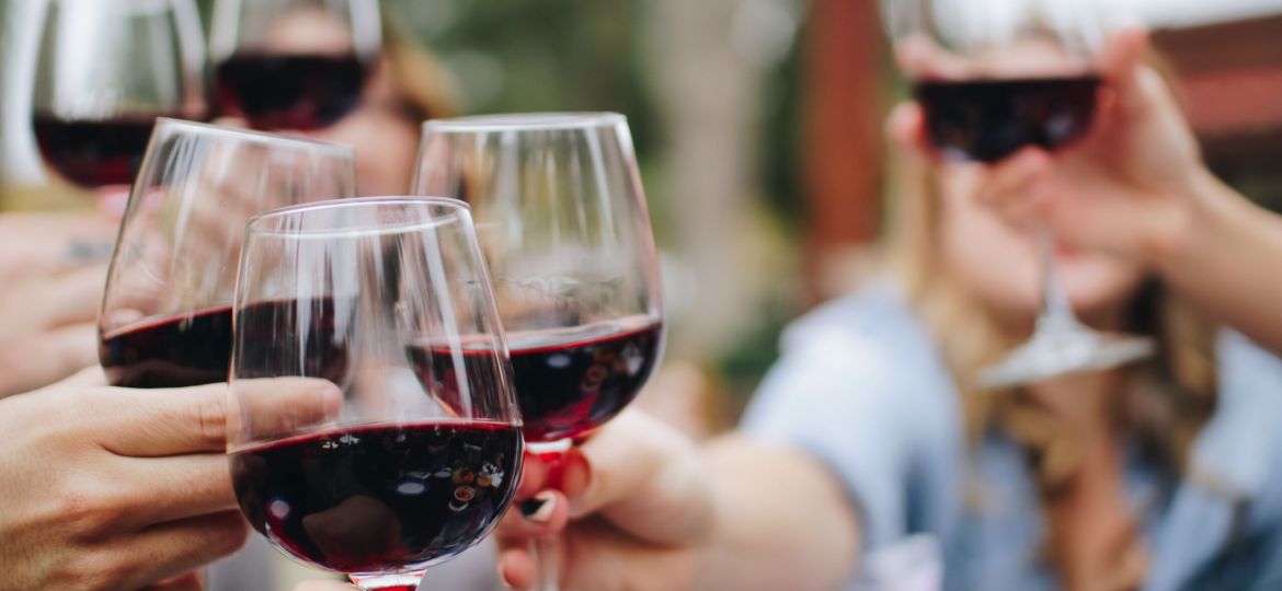 People clinking their wine glasses