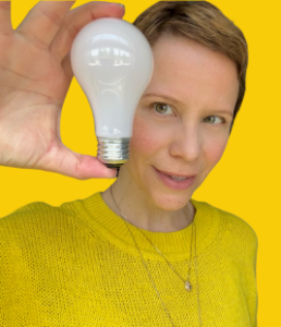 Rita Avellar holding lightbulb