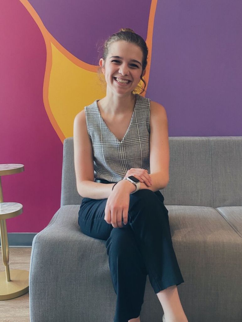 Abby-Kom-1-900x1196 Abby Kom