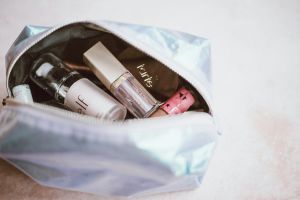 Makeup Bag_annie-spratt-HqsYqMRWLiA-unsplash Makeup Bag