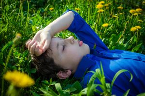 A quiet moment in the grass can quickly turn uncomfortable when seasonal allergies are in full swing, with pollen triggering itchy eyes, congestion, and fatigue in even the most active kids.